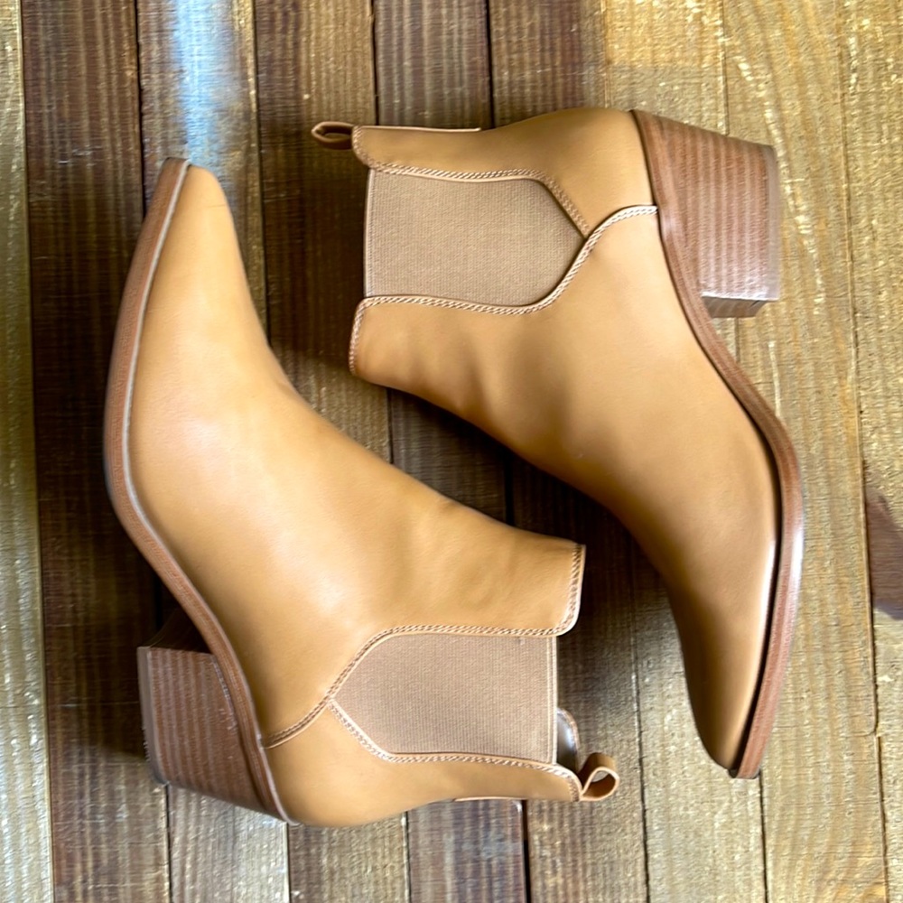 Universal Thread Chukka boot